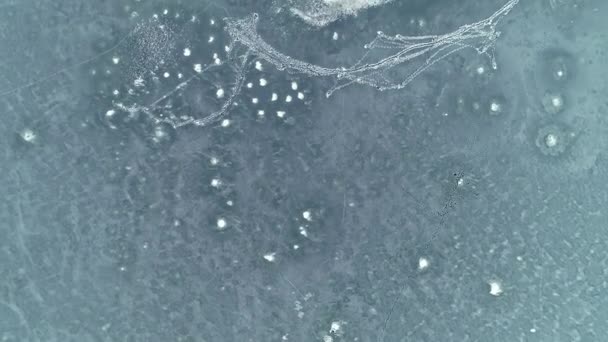 Красивая Лестница Сверху Вниз Снимок Замерзшего Голубого Озера Вместе Заснеженными — стоковое видео