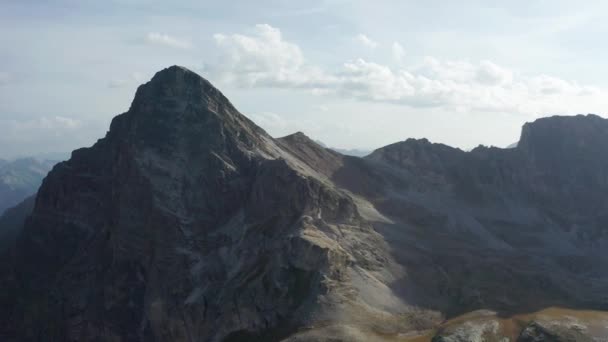 Αεροφωτογραφία Των Βουνών Στην Ιταλία Επανδρωμένο Κύκλο — Αρχείο Βίντεο