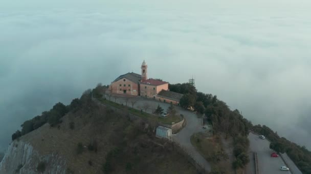 Drone Che Vola Sopra Nuvole Una Chiesa Con Movimento Circolare — Video Stock