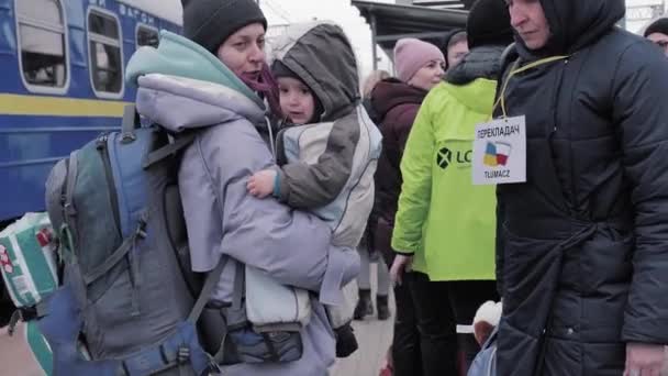 Украинские Беженцы Женщина Ребенком Руках Стоит Железнодорожной Платформе Польско Украинским — стоковое видео