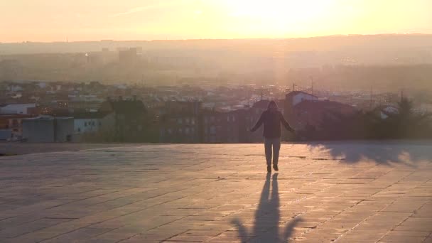 背景の街と黄金のオレンジの夕日の光でボクサースキップ — ストック動画