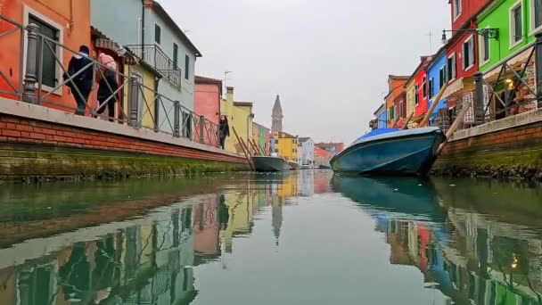 Niedrige Wasseroberfläche Von Burano Bunten Häusern Und Kanal Mit Festgemachten — Stockvideo