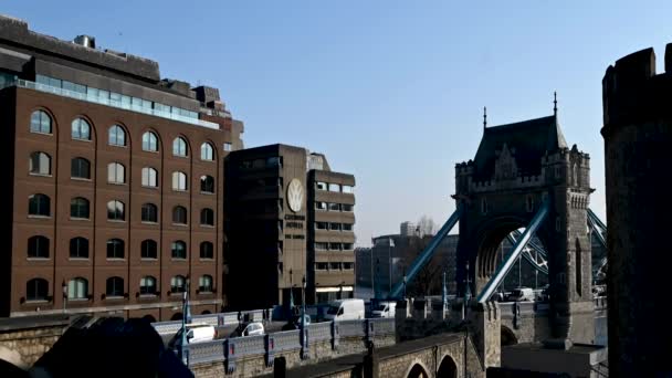 Looking Traffic Crossing Tower Bridge London United Kingdom — kuvapankkivideo