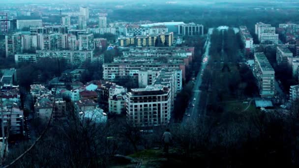 Person Klippe Som Ser Byen Plovdiv Bulgaria – stockvideo