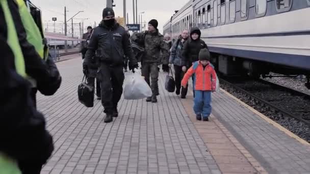 Ukrainska Flyktingar Går Längs Järnvägsplattformen Med Resväskor Polska Officerare Hjälper — Stockvideo