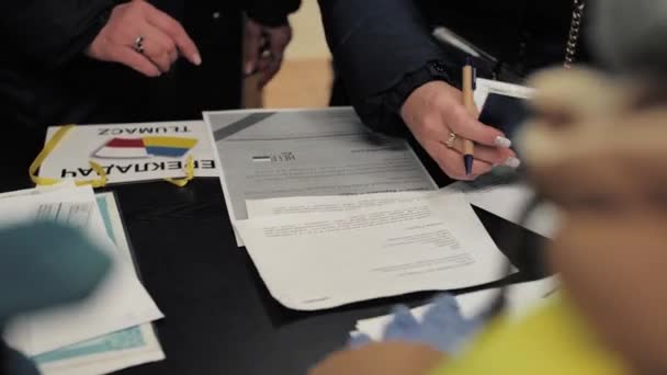 Ukrainian Refugees Woman Fills Registration Documents Ukrainian Passport Temporary Border — Vídeo de Stock