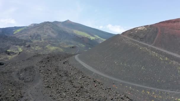 イタリアのエトナ火山付近の古い噴火と上空を飛ぶ無人機 — ストック動画