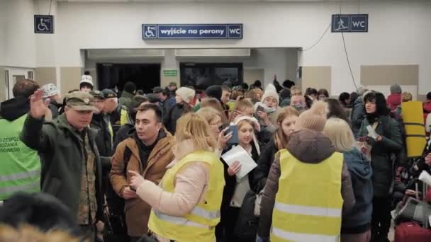 Ukrainian Refugees Crowded Queue Registration Station Temporary Border Checks War — Video