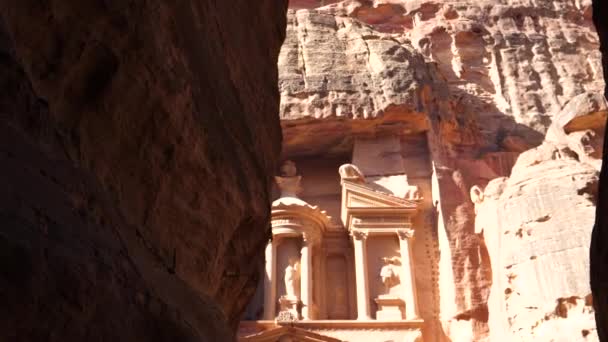 Petra Jordan Sis Canion倾斜下来露出宝库的正面Al Khazna红石雕刻古城联合国教科文组织世界遗产旅游胜地 — 图库视频影像