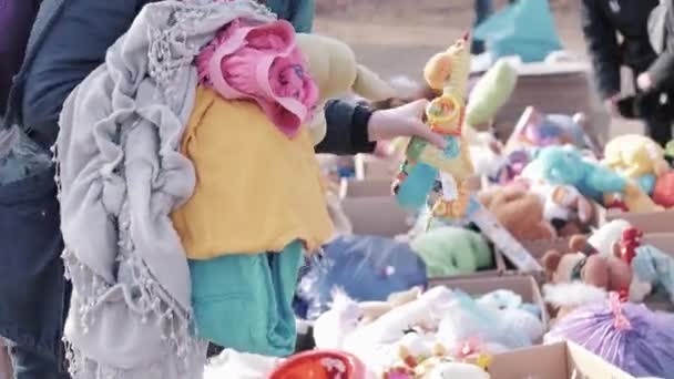 Refugees Ukraine Woman Humanitarian Aid Clothes Her Hand Looking Useful — Video Stock