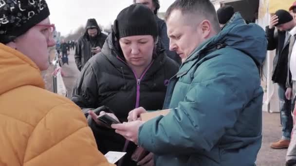 ウクライナからの難民は無料のSimカードを登録します ポーランドとウクライナの国境がドロフスクで交差する2022 — ストック動画