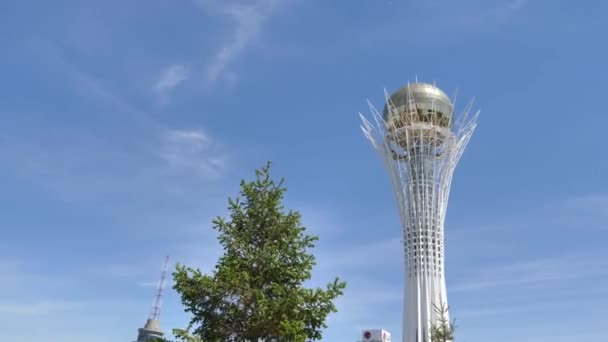 Gimbal Skott Promenader Centrum Astana Nur Sultan Huvudstad Baiterek Torn — Stockvideo