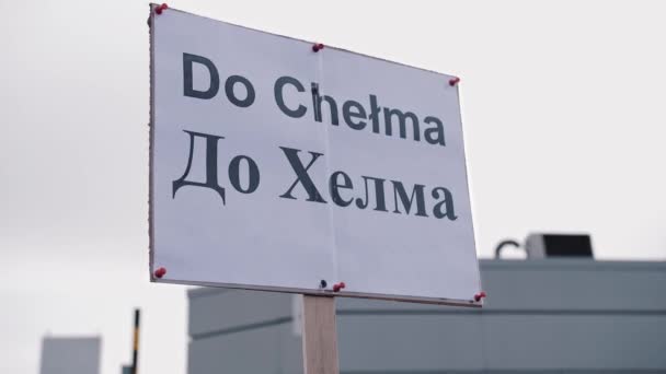Tallrik Med Orden Till Chelma Skriven Polska Och Ukrainska Gränspassage — Stockvideo