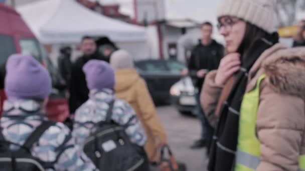 Refugees Ukraine Bags Look Transport Poland Polish Ukrainian Border Crossing — Video