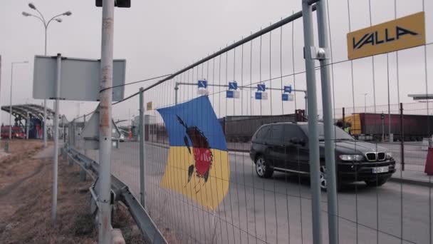 Flyktingar Från Ukraina Bilen Väntar Förtullning Vid Gränsen Ukrainas Flagga — Stockvideo