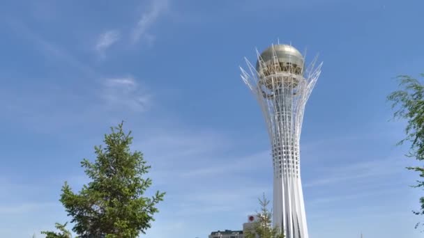 Baiterek Toren Tegen Blauwe Lucht Een Monument Uitkijktoren Een Populaire — Stockvideo