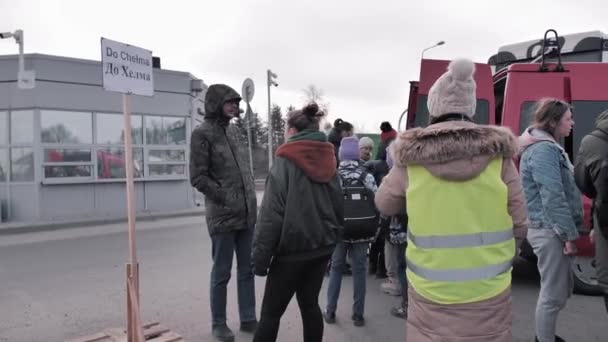 Refugiados Ucrania Paran Hablan Junto Autobús Que Polonia Placa Con — Vídeos de Stock