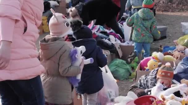 Беженцы Украины Дети Ищут Игрушки Гуманитарной Помощи Закрывай Усадьба Дорогуске — стоковое видео