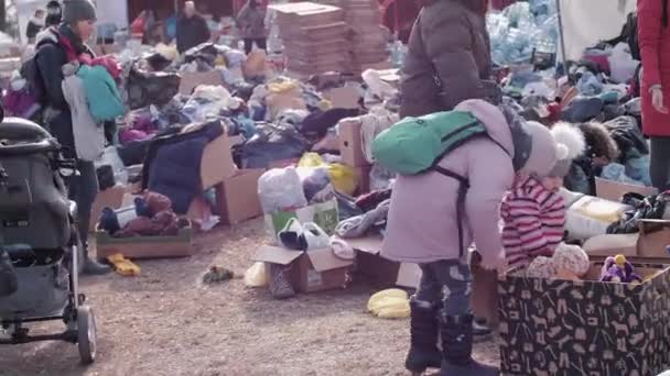Refugees Ukraine Mother Baby Pram Comes Clothes Humanitarian Aid Manor — Stockvideo