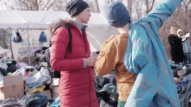 Refugees Ukraine Mother Son Refugee Tries Humanitarian Aid Jacket Manor — стоковое видео