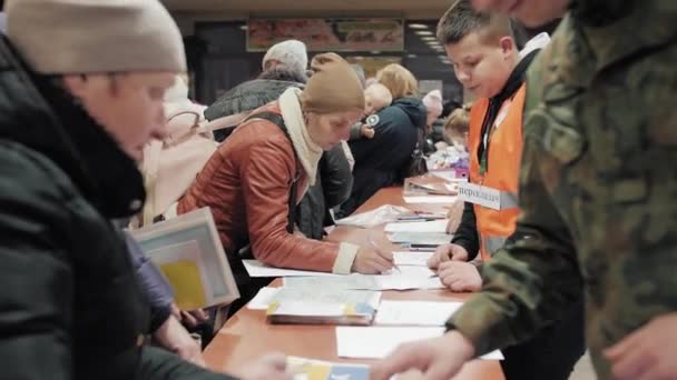 Flyktingar Från Ukraina Fyller Dokumenten Vid Flyktingmottagningen Mödrar Med Barn — Stockvideo