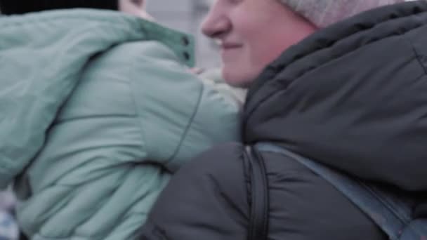 Uprchlíci Ukrajiny Matka Dítětem Náručí Hledá Transport Polska Polsko Ukrajinský — Stock video