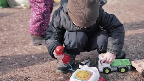 Flyktingar Från Ukraina Barn Från Ukraina Leker Med Leksaker För — Stockvideo