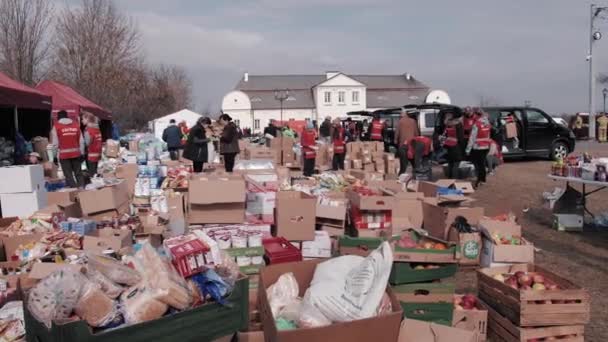 Гуманитарная Помощь Беженцам Украины Еда Чистящие Средства Одежда Усадьба Дорогуске — стоковое видео