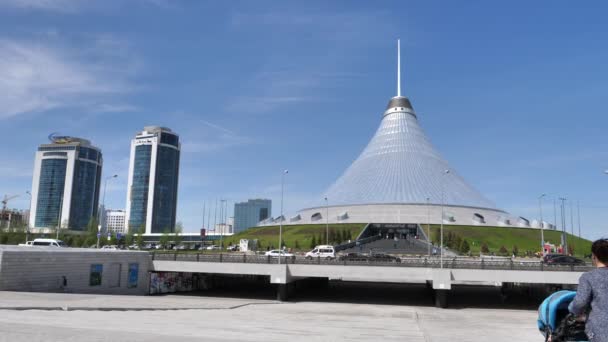 Tenda Trasparente Gigante Nel Centro Della Città Con Skyline Della — Video Stock