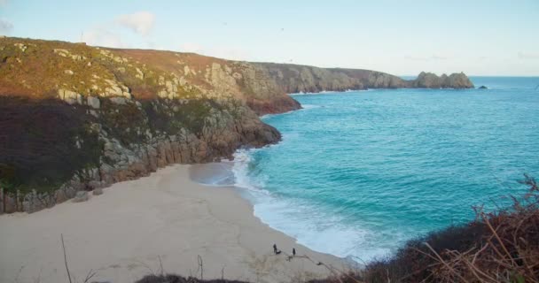 Two People Dog Walking Beach Porthcurno Cornwall England Panoramic Fixed — Vídeo de Stock