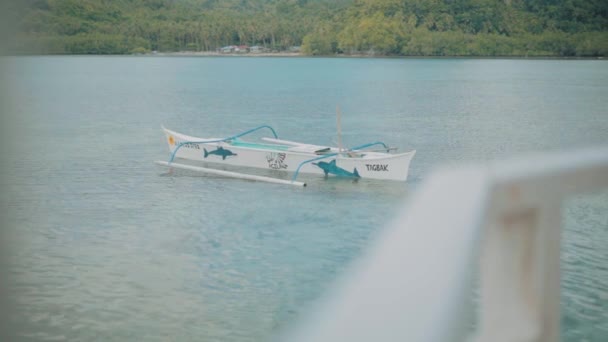 Traditionell Outrigger Wooden Boat Dock Nära Stranden Blå Tropisk Strand — Stockvideo