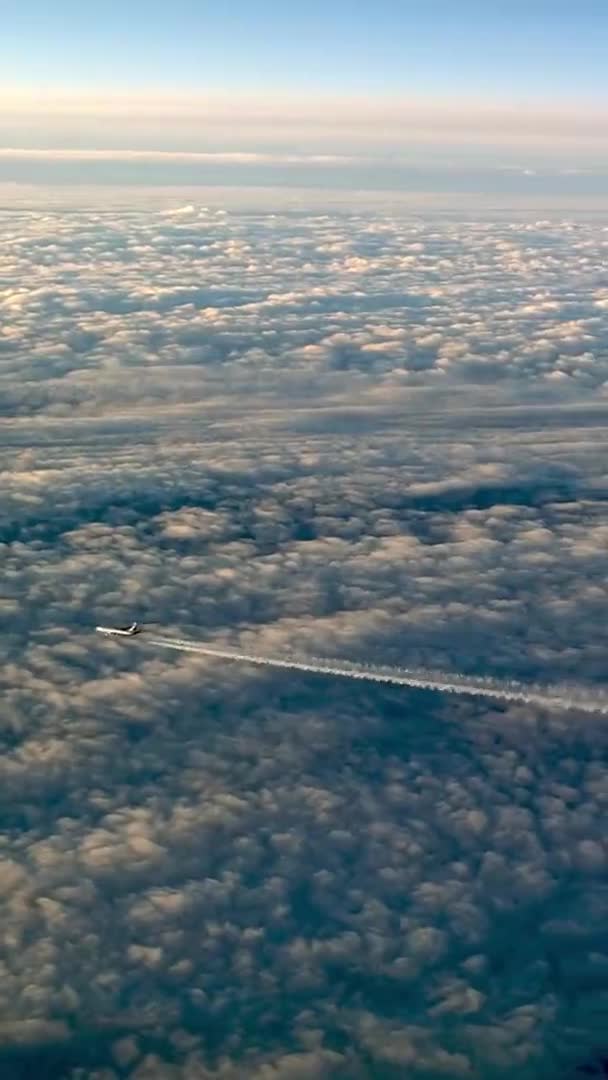 Latający Samolot Nad Chmurami Widok Lotu Ptaka Format Vertical Dla — Wideo stockowe
