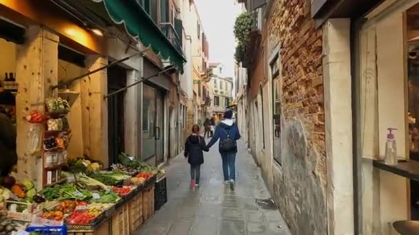 Mother Daughter Walking Calle Aseo Narrow Street Venice Downtown Italy — Vídeos de Stock