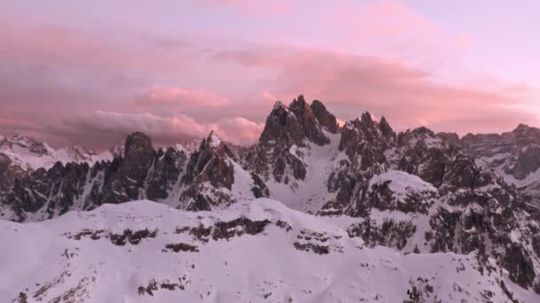 Candini Groupの上昇ドローン撮影冬のイタリアのドロマイト美しいピンクの夕日 — ストック動画