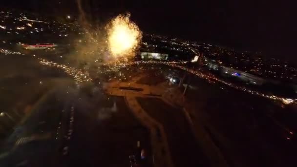 Drone Fpv Vole Travers Des Feux Artifice Explosant Célébrations Nuit — Video