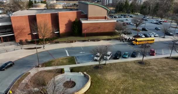 Teenage High School Students School Bus Aerial Establishing Shot Campus — Vídeo de stock