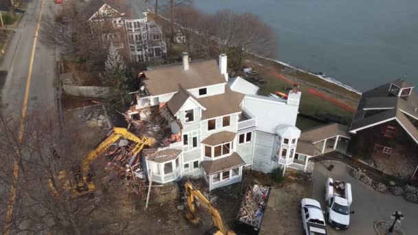 Imágenes Aéreas Equipos Demolición Derribando Casa Junto Costa Drone Estático — Vídeo de stock
