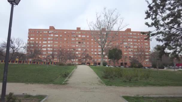 Slow Motion Red Neighborhood Building Cloudy Day Park — Vídeo de Stock