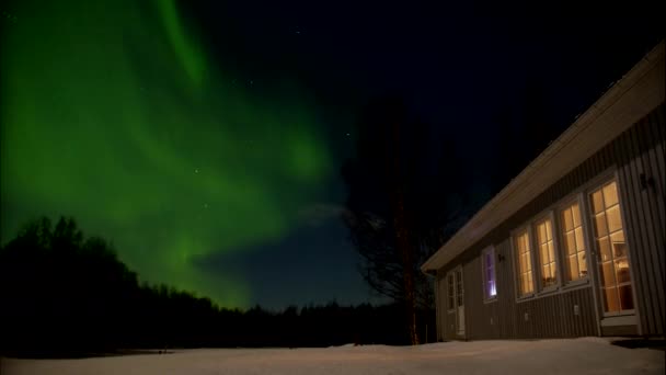 Verde Aurora Borealis Luzes Polares Acima Casa Norte Europa Lapso — Vídeo de Stock