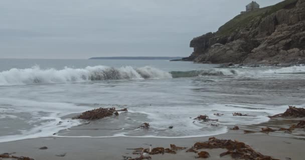 Foamy Sea Waves Washing Sandy Shore Rinsey Head Beach Cornwall — Vídeo de Stock