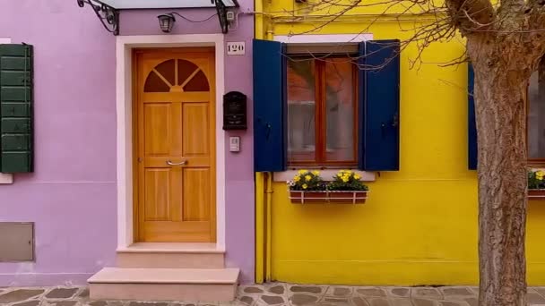 Left Right Panning View Burano Colorful Houses Venetian Lagoon Italy — Vídeo de stock