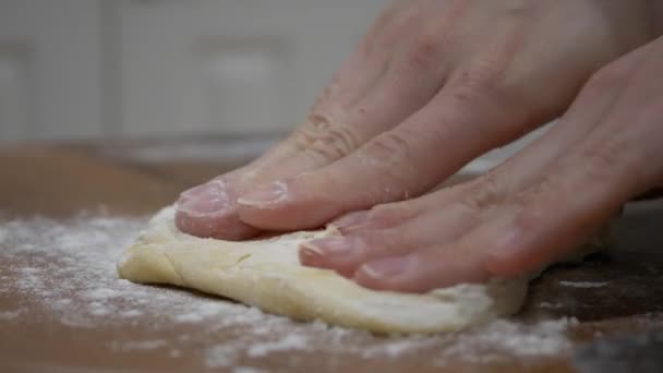 Tangan Menaburkan Tepung Dan Knead Faworki Dough Dapur Tutup — Stok Video