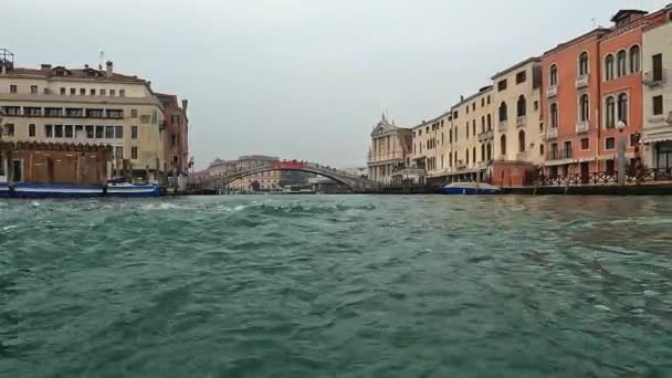Water Surface Pov Venice Seen Ferry Boat Canal Grande Ponte — Wideo stockowe