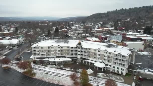 美国纽约州沃特金斯格伦 冬季冷天海港酒店及乡村中心的空中景观 无人机拍摄 — 图库视频影像