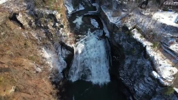 Luftaufnahme Der Ithaca Falls Bundesstaat New York Sonnigen Wintertag Schneebedeckte — Stockvideo