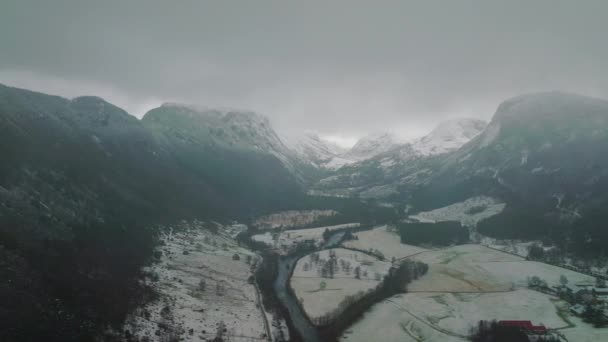 Σύννεφα Πάνω Από Nes Viglesdalen Snowy Mountain Valley Στη Νορβηγία — Αρχείο Βίντεο