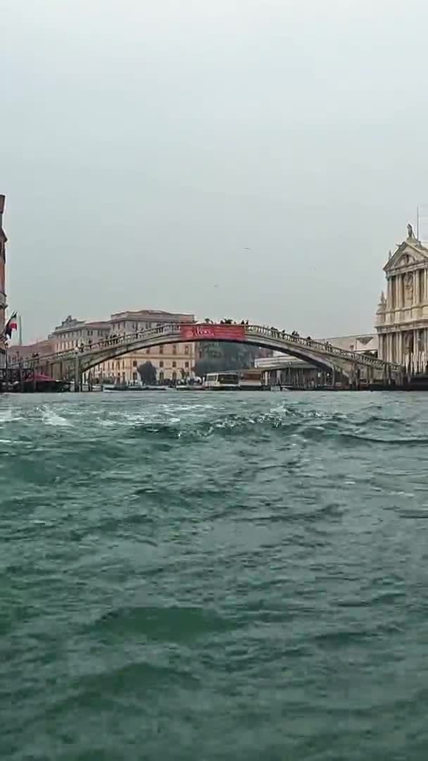 Water Surface Pov Venice Seen Ferry Boat Canal Grande Ponte — Wideo stockowe