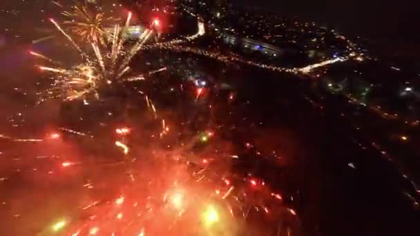 Espectacular Exhibición Pirotécnica Mientras Dron Fpv Vuela Entre Fuegos Artificiales — Vídeos de Stock