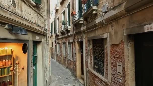 イタリアのヴェネツィアのダウンタウンにあるCalle Aseoの狭い通り Fpv歩くPov スローモーション — ストック動画