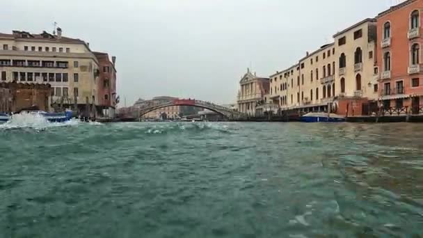 Water Surface Pov Venice Seen Ferry Boat Canal Grande Ponte — Wideo stockowe